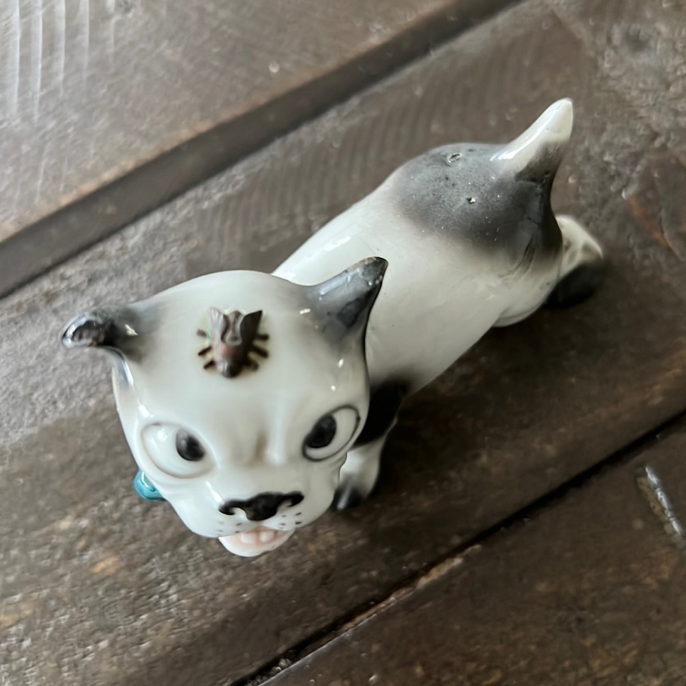 Vintage Google Eyed Bulldog with Bug on Head and Bow - Picture 2 of 7